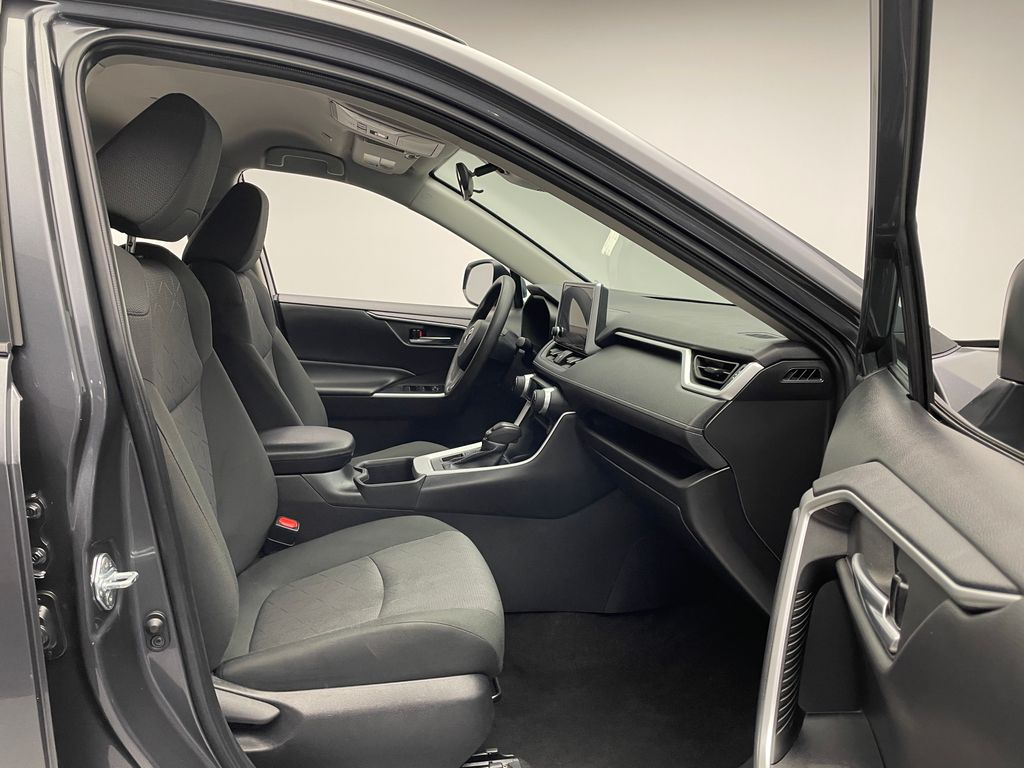 2023 Toyota RAV4 XLE 17