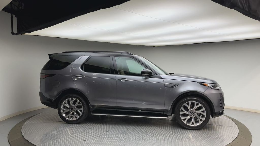 Thumbnail: 2026 Land Rover Discovery - 9