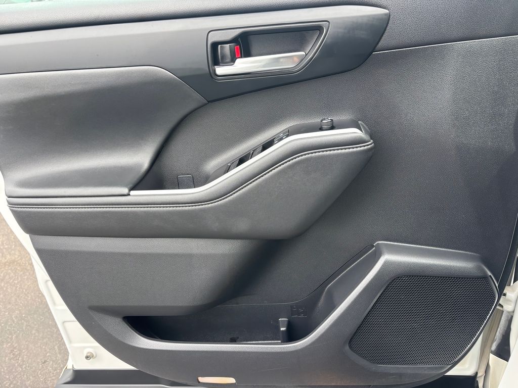 Used Car 2022 Toyota Highlander  Xle For Sale Under $30,000 In Austin, Texas