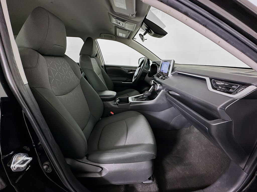 2023 Toyota RAV4 XLE 27