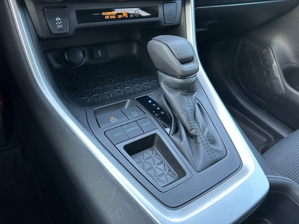 2022 Toyota RAV4 LE 26