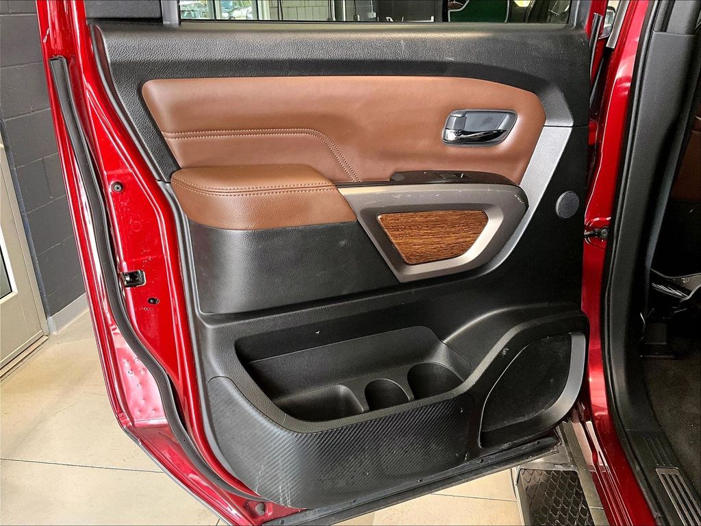 2024 Nissan Titan — photo 22
