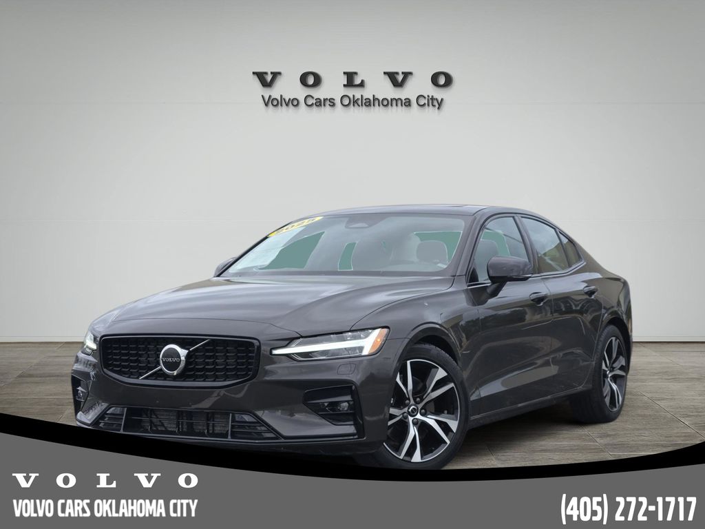 Platinum Gray Metallic 2025 Volvo S60 B5 Core FWD Sedan Front-Wheel Drive Automatic