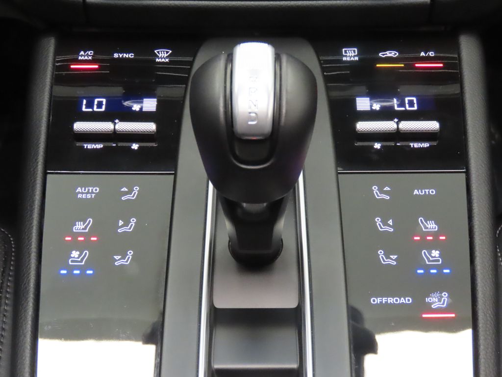 Thumbnail: 2026 Porsche Macan - 27