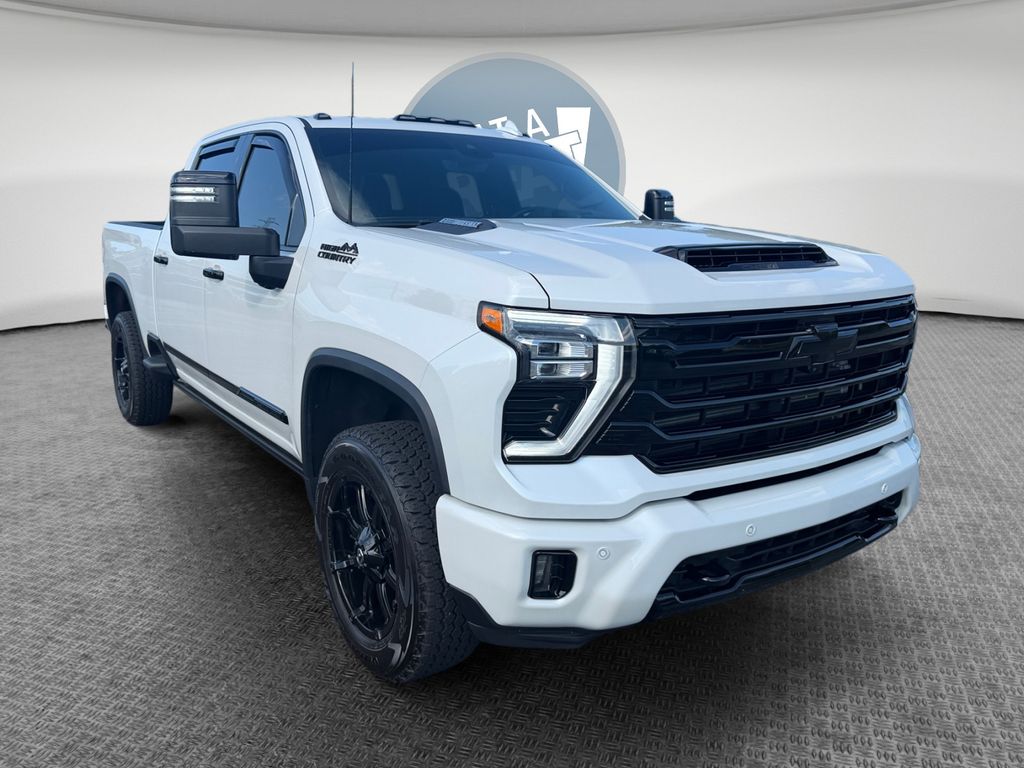 White (Iridescent Pearl Tricoat) 2025 Chevrolet Silverado 2500HD Pickup Truck Four-Wheel Drive Automatic