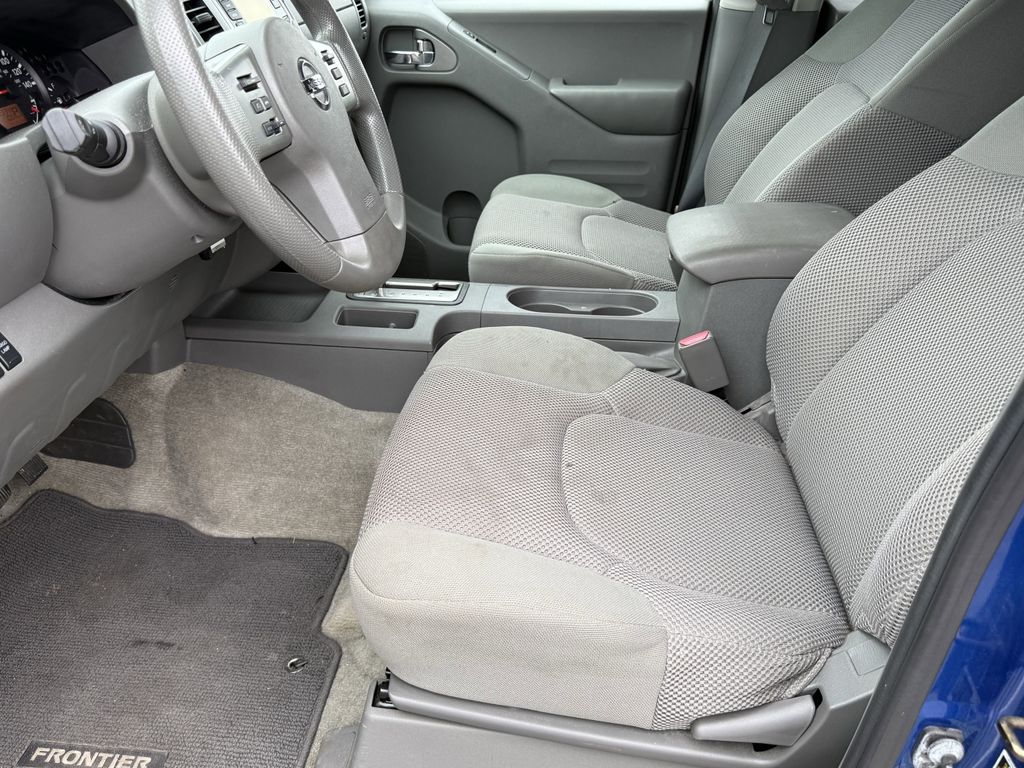 2015 Nissan Frontier SV - 11