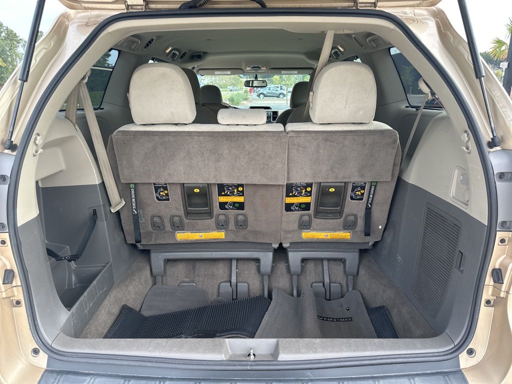 2012 Toyota Sienna LE 23