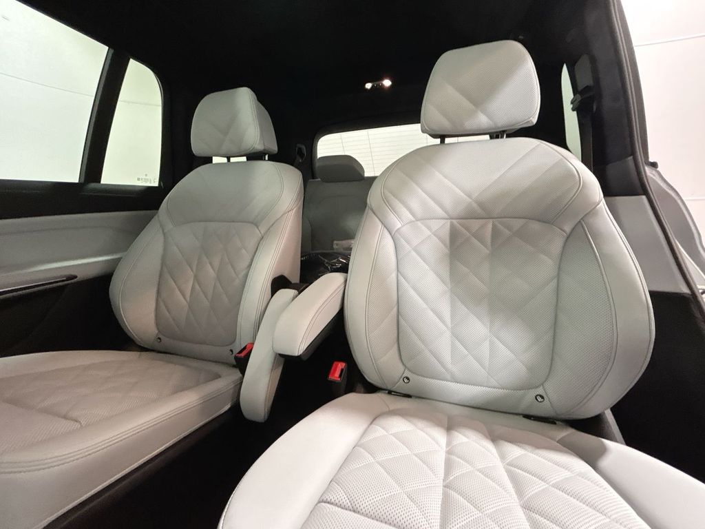 Thumbnail: 2026 BMW X7 - 21