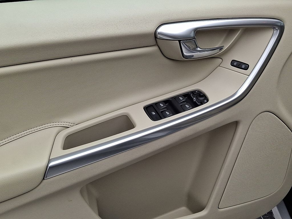 Thumbnail: 2016 Volvo XC60 - 12