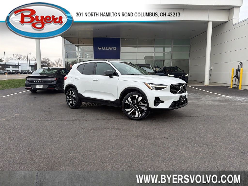 2025 Volvo XC40 B5 Plus Dark Theme AWD