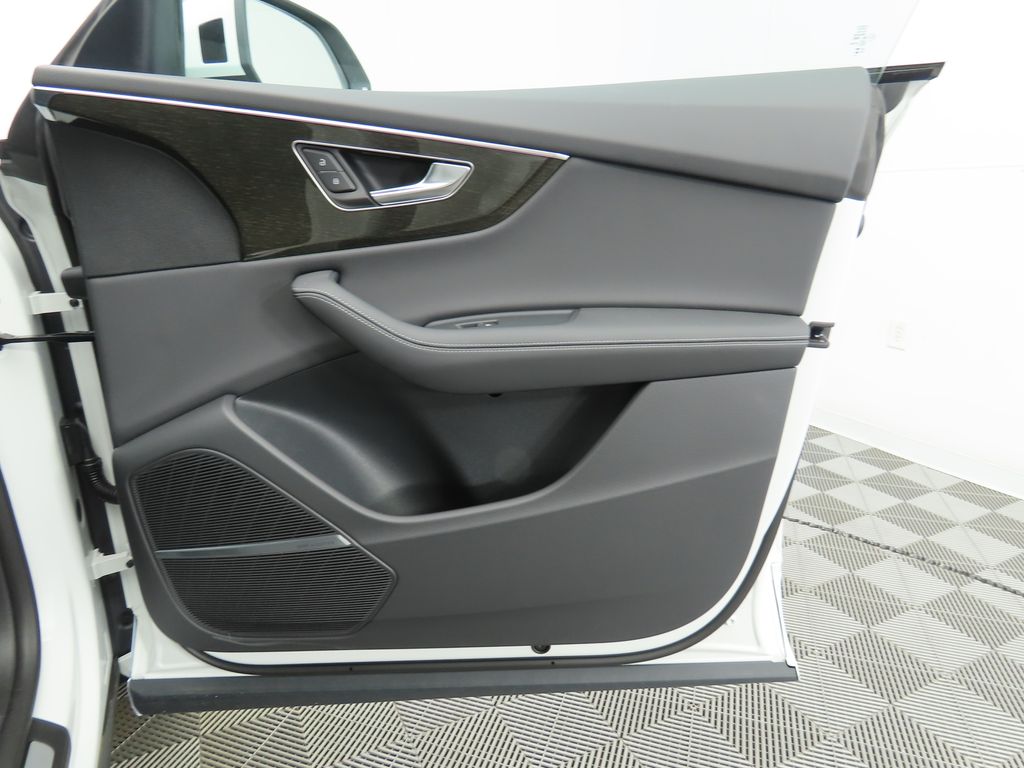 Thumbnail: 2025 Audi Q8 - 27