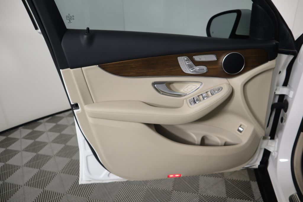 2022 Mercedes-Benz GLC 300 24