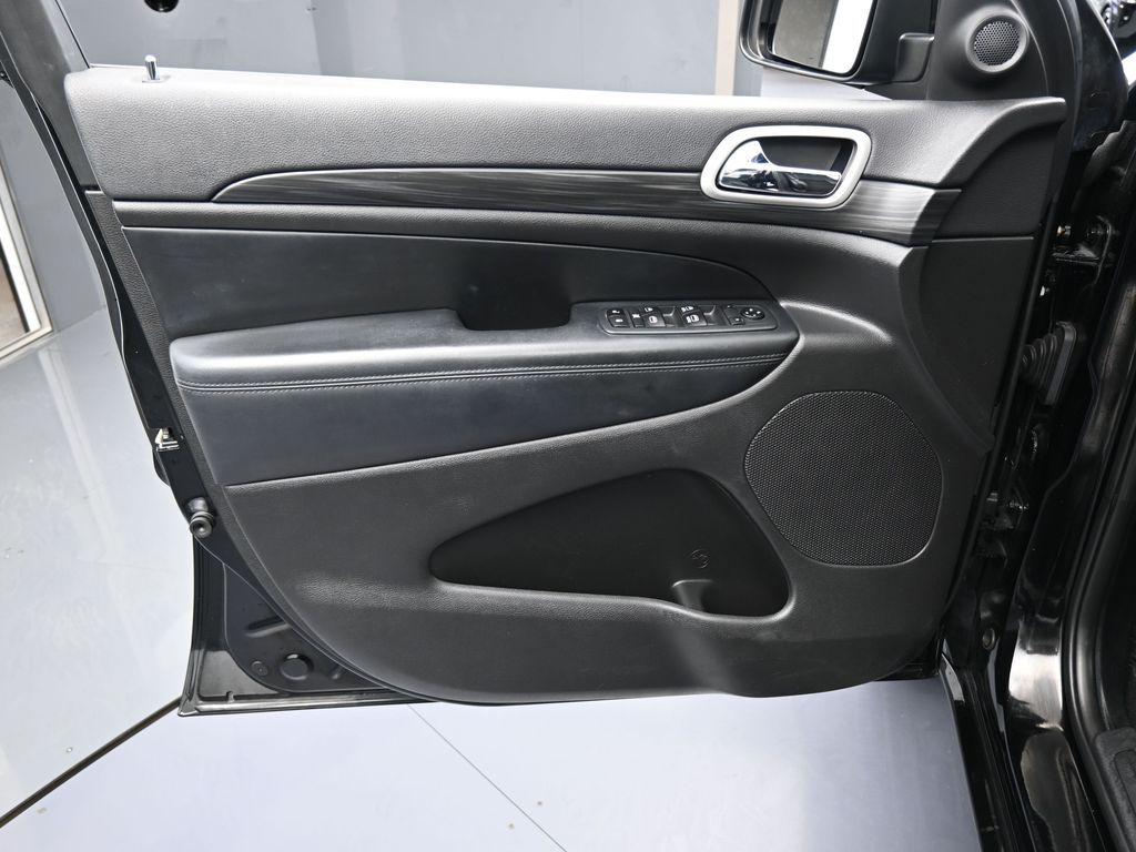 Used 2020 Diamond Black Crystal Pearlcoat Jeep Altitude image 13