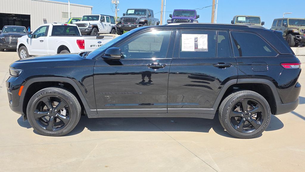 Used 2023 Jeep Grand Cherokee Altitude with VIN 1C4RJHAG9PC557092 for sale in Kansas City