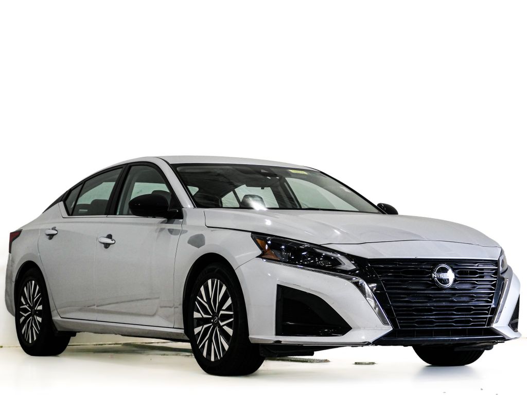 Brilliant Silver Metallic 2024 Nissan Altima Sedan Front-Wheel Drive Continuously Variable Transmission