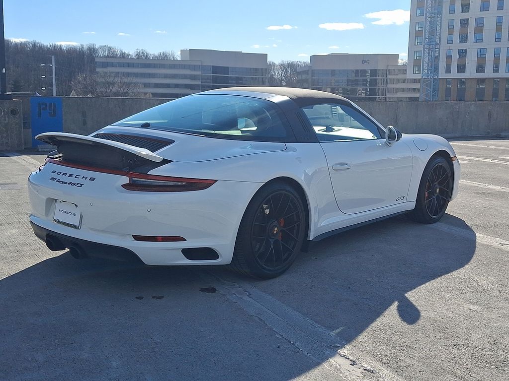 Thumbnail: 2018 Porsche 911 - 8