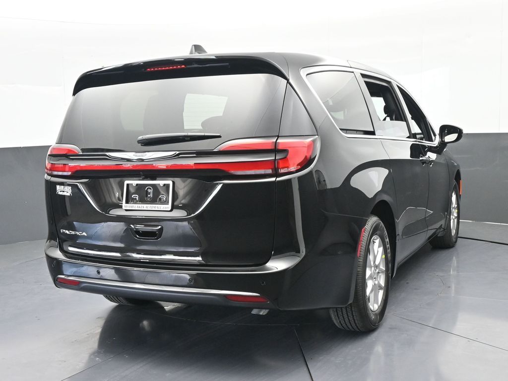 New 2026 Diamond Black Crystal Pearlcoat Chrysler Select image 5