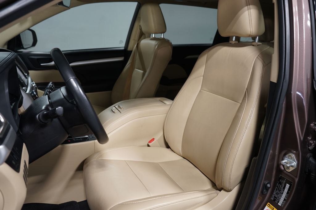 Thumbnail: 2019 Toyota Highlander - 6