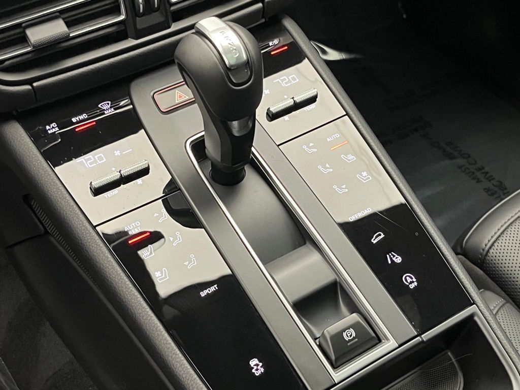 Thumbnail: 2026 Porsche Macan - 14