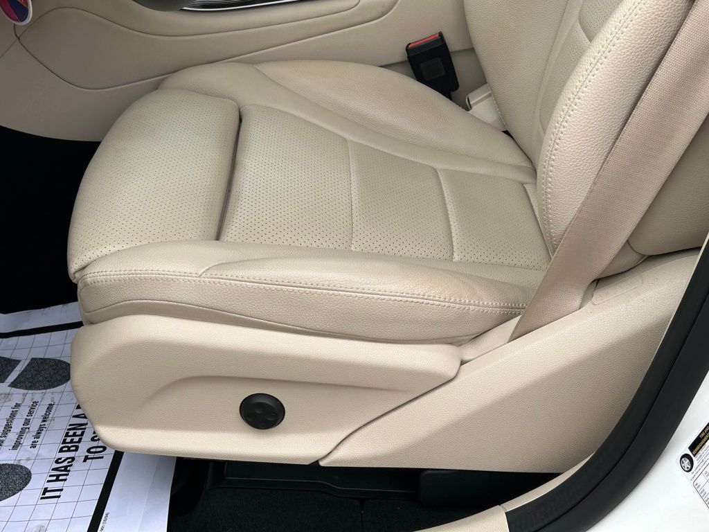 Used 2022  Mercedes-Benz GLC 300 image 16