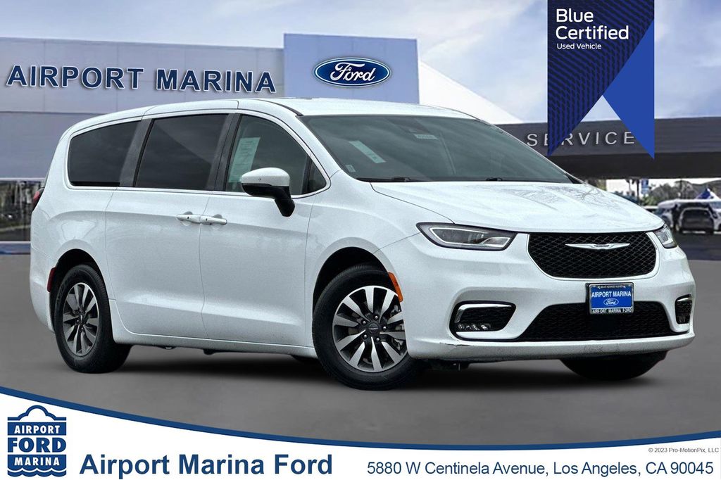 The 2023 Chrysler Pacifica Hybrid Touring L photos