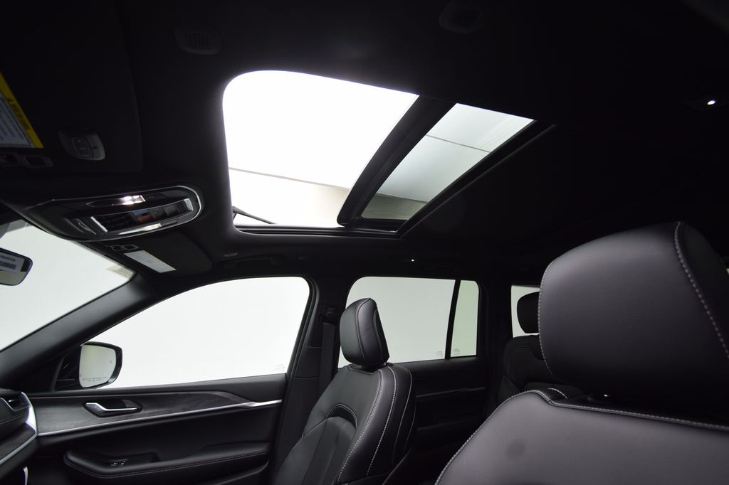 new 2025 Jeep Grand Cherokee car, priced at $50,186