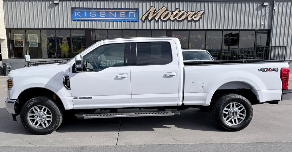Oxford White 2019 Ford F-250 Super Duty Lariat Crew Cab 4WD Pickup Truck Four-Wheel Drive 6-Speed Automatic
