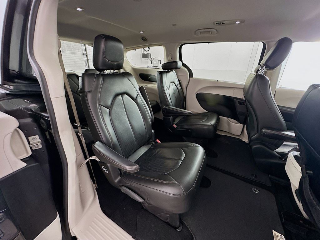 2019 Chrysler Pacifica Touring L 27