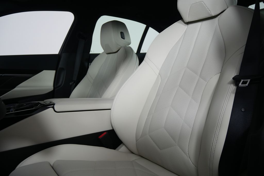 Thumbnail: 2026 BMW 5 Series - 10