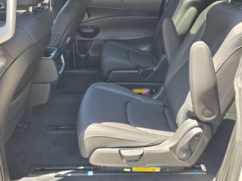 2027 Kia Carnival - $50,620