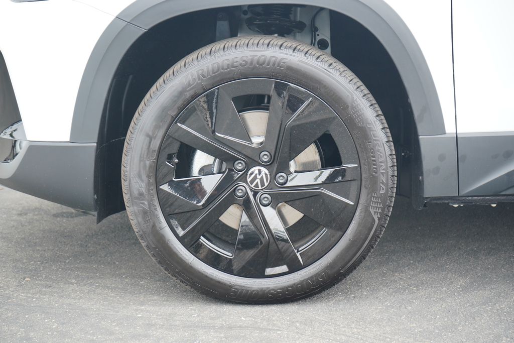 2025 Volkswagen Taos SE 2