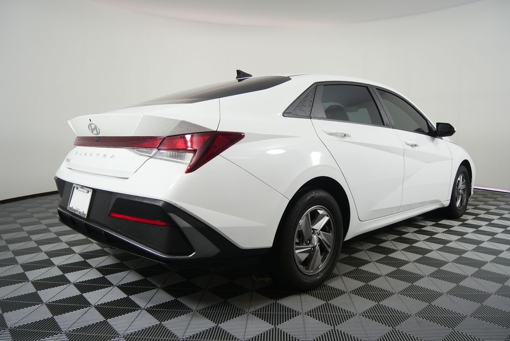 Thumbnail: 2024 Hyundai Elantra - 3