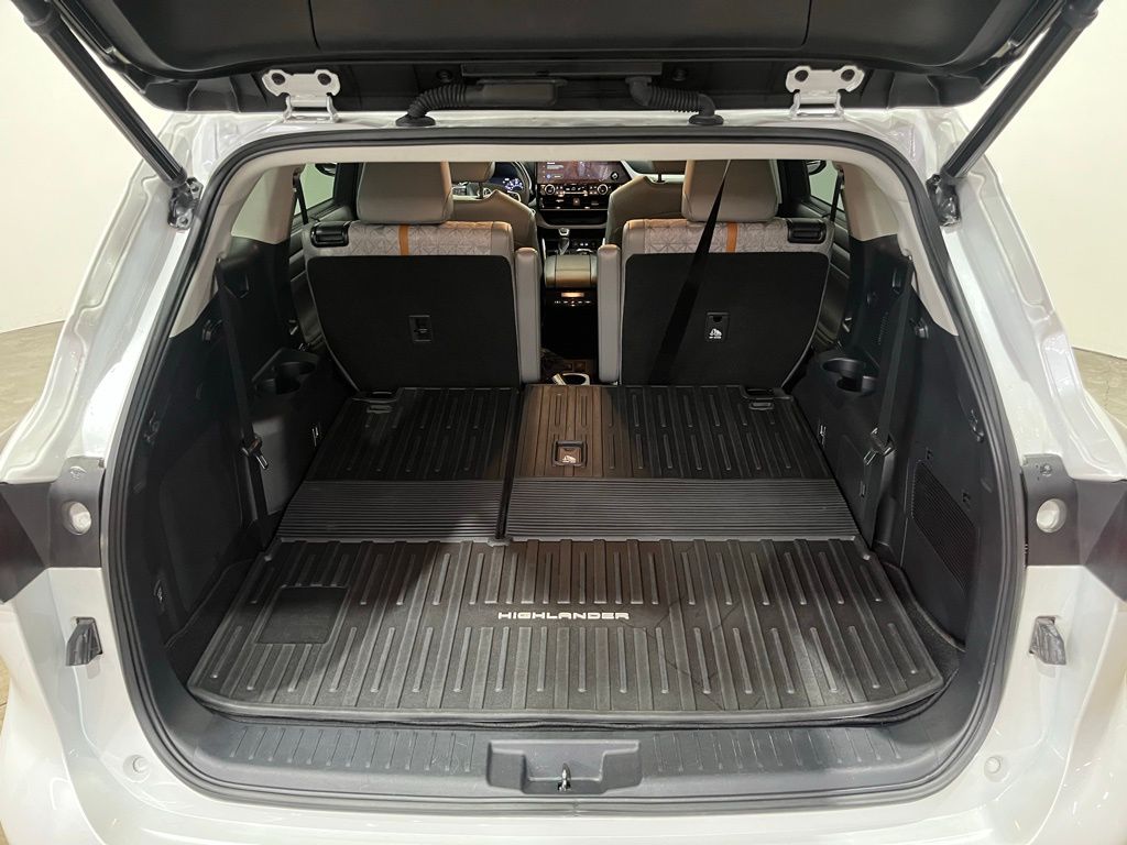 2023 Toyota Highlander Hybrid Bronze Edition