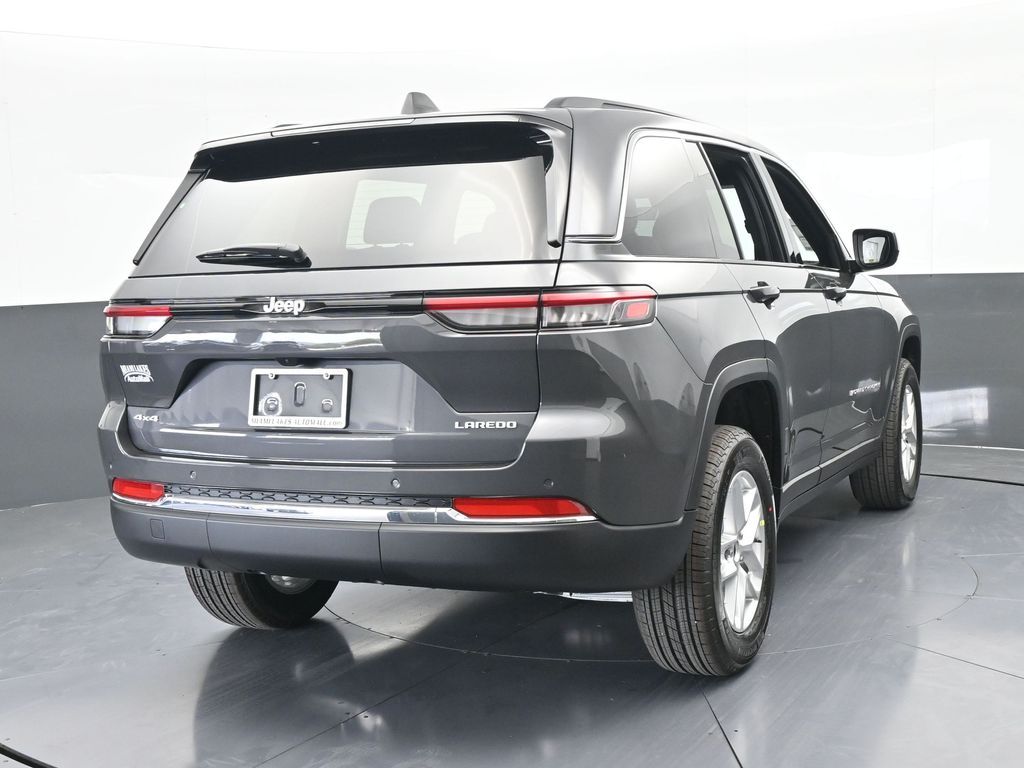 New 2026 Baltic Gray Metallic Clearcoat Jeep Laredo image 5