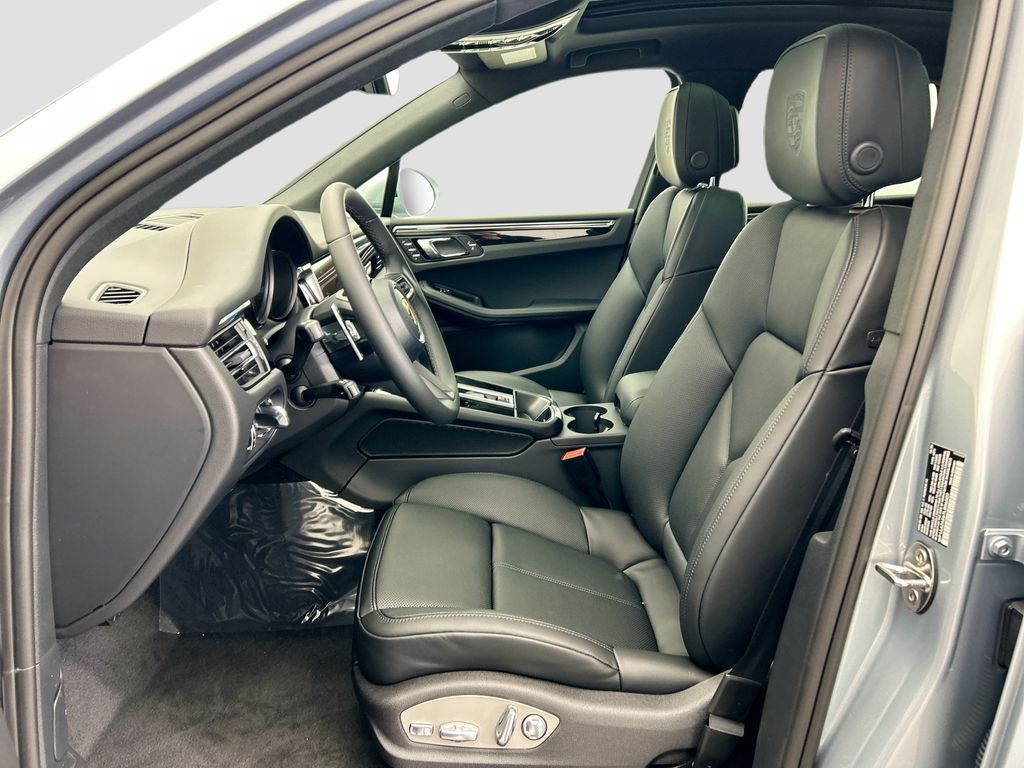 Thumbnail: 2026 Porsche Macan - 5