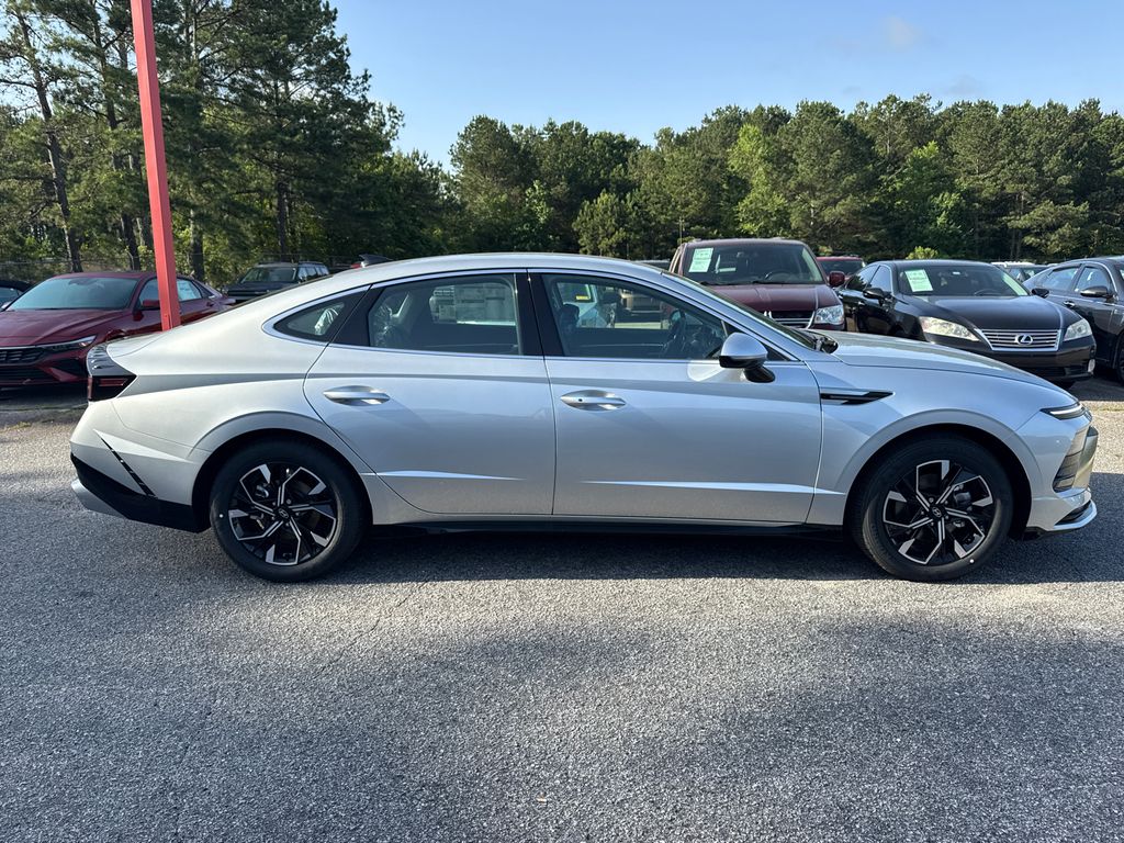 2025 Hyundai Sonata SEL photo 3
