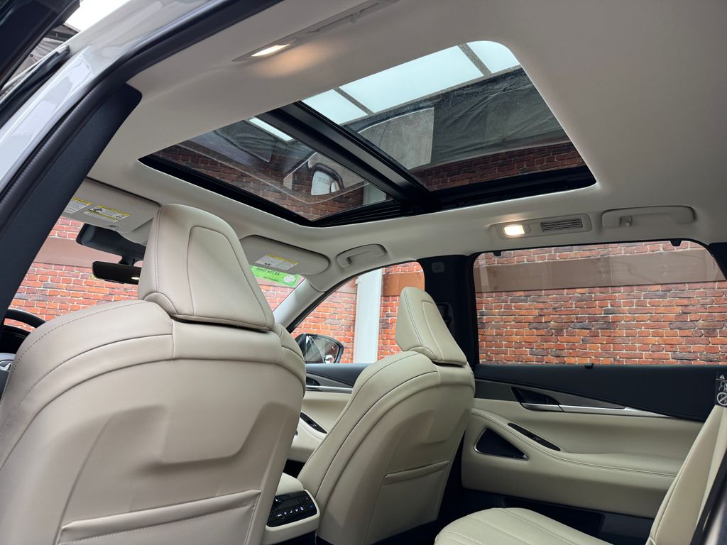 Used 2024 White INFINITI LUXE image 3