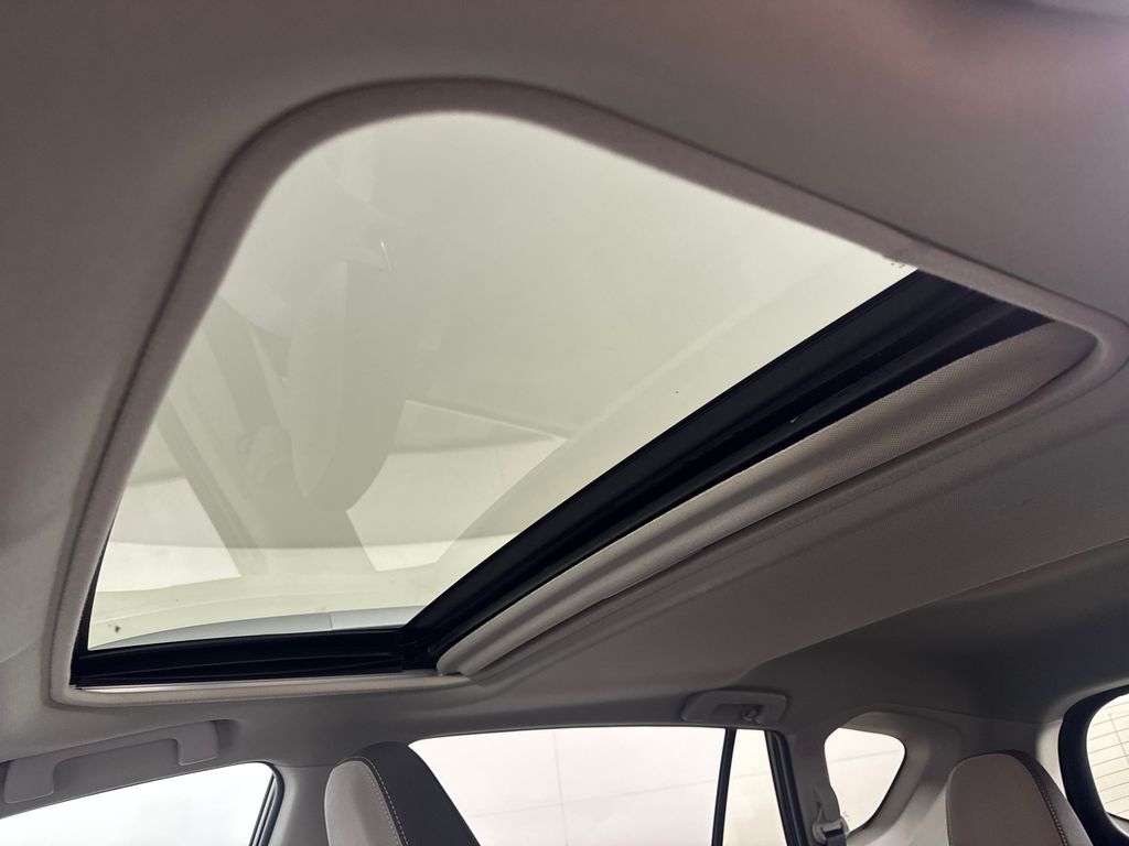 Used 2013 Black Toyota XLE image 11