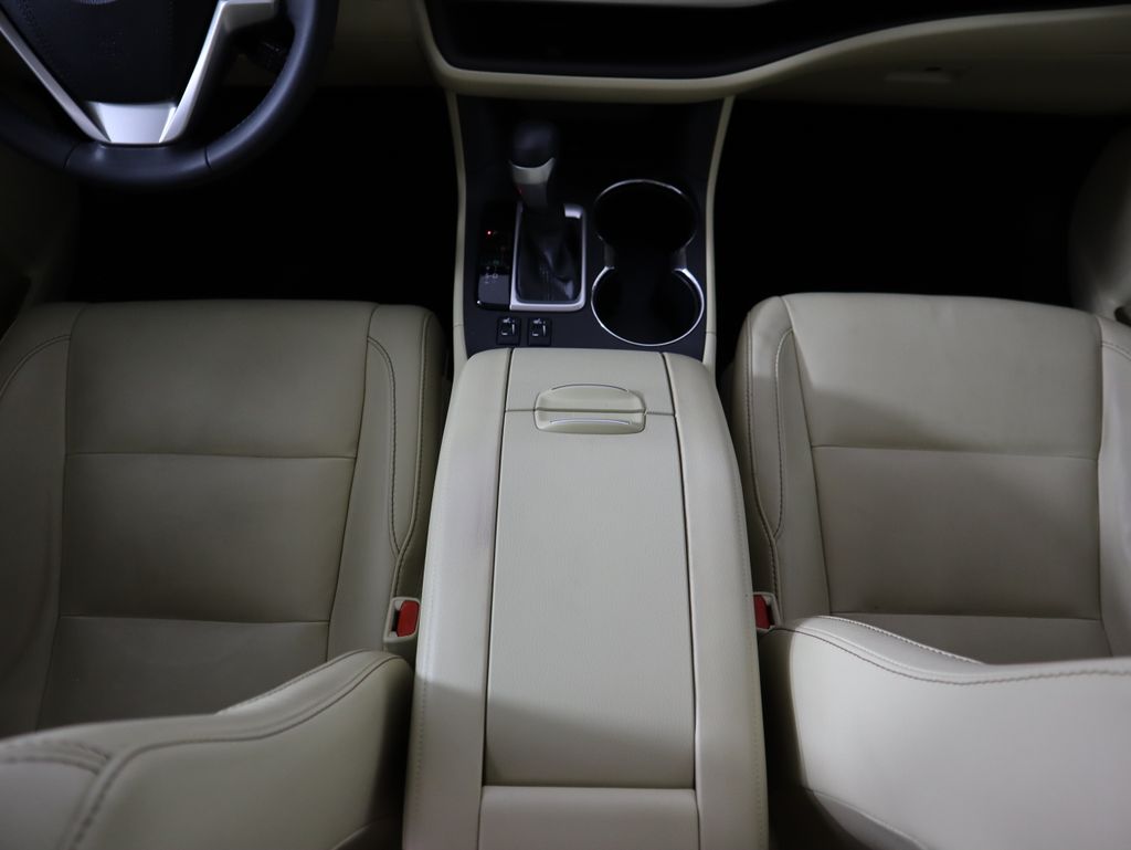 Thumbnail: 2016 Toyota Highlander - 16