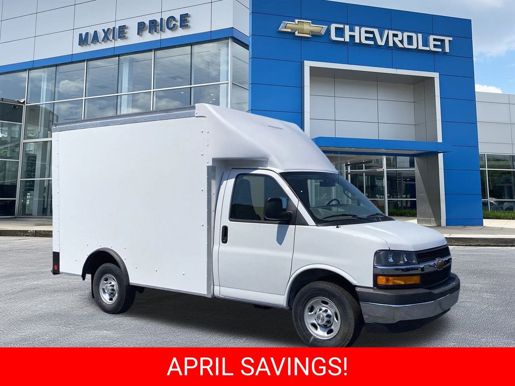 Summit White 2025 Chevrolet Express Chassis 3500 Cutaway 139 Van Rear-Wheel Drive 8-Speed Automatic Overdrive