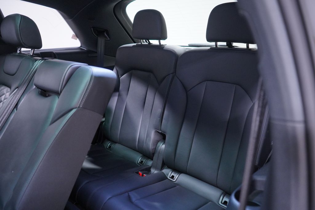 Thumbnail: 2023 Audi SQ7 - 10