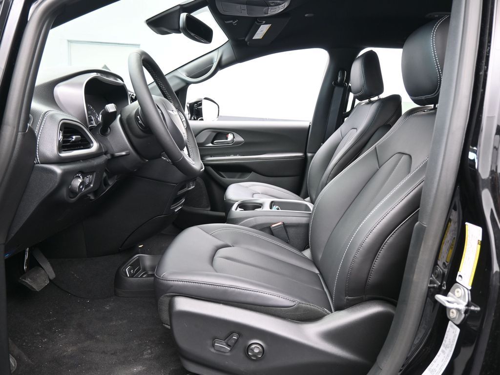New 2026 Diamond Black Crystal Pearlcoat Chrysler Select image 11