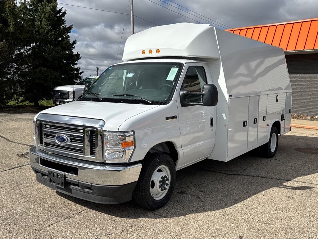 New 2025 Oxford White Ford Base image 2