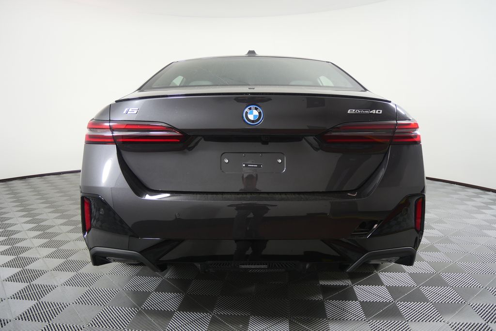 Thumbnail: 2026 BMW i5 - 4