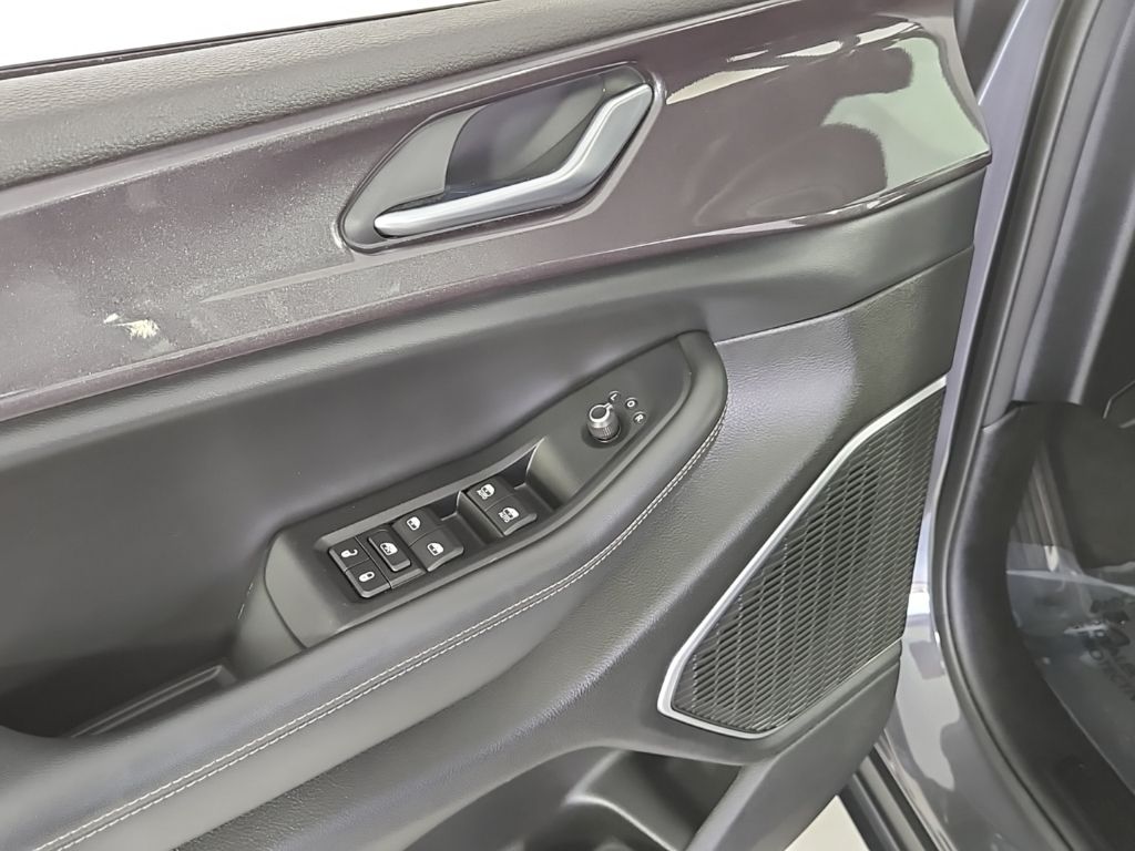 Thumbnail: 2022 Jeep Grand Cherokee - 12