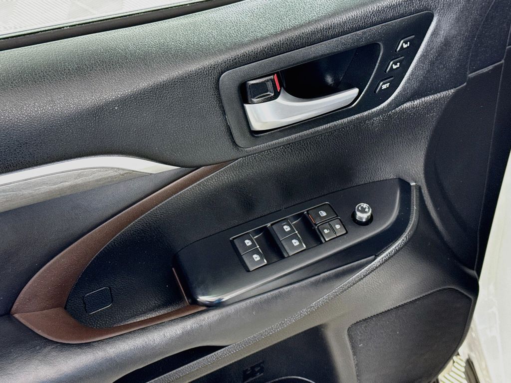Thumbnail: 2018 Toyota Highlander - 18