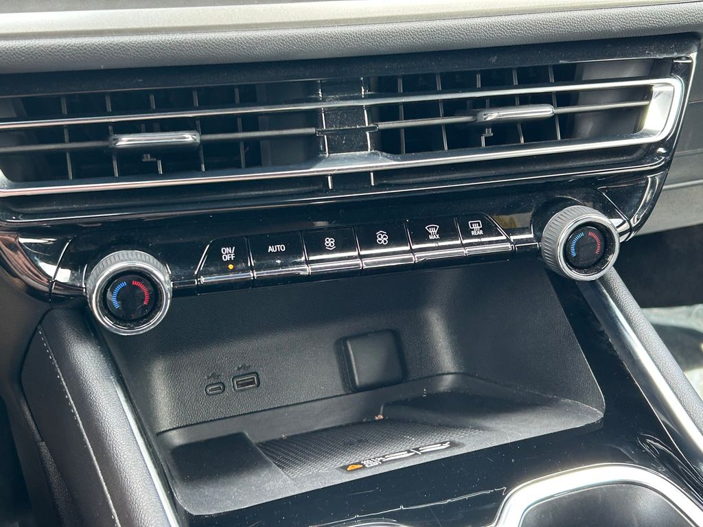 Used 2025 Chevrolet Traverse SUV