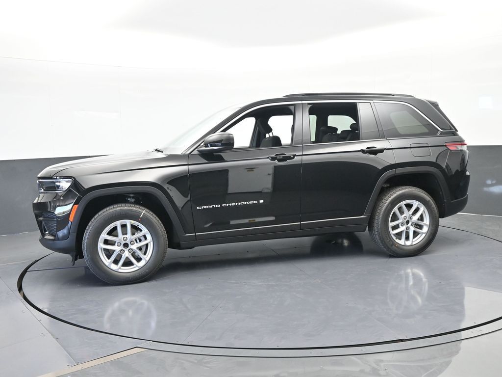 New 2026 Diamond Black Crystal Pearlcoat Jeep Laredo image 2