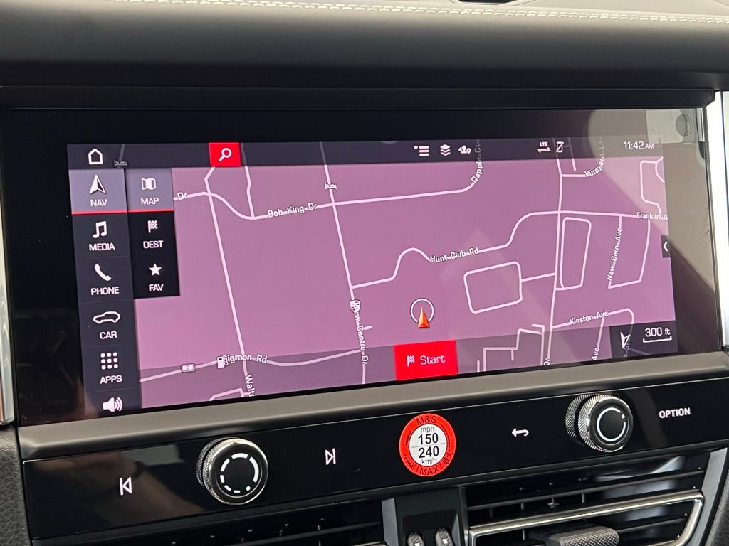 2025 Porsche Macan  13