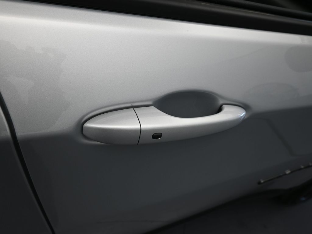 New 2026 silver zynith metallic clearcoat Jeep Latitude image 37